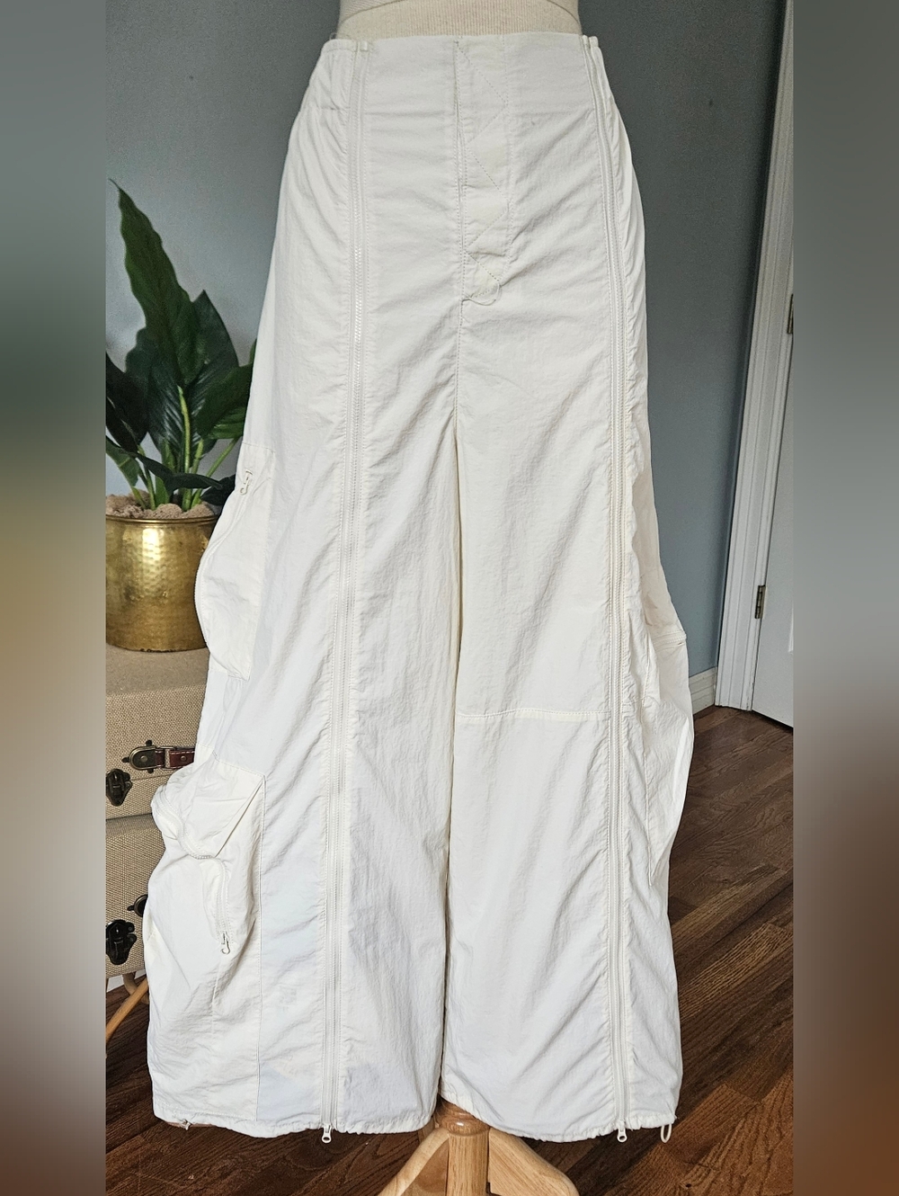 UO Baggy wide-leg parachute Y2K style Streetwear Ivory color size 12 Cargo Pants